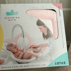 Blooming bath loctus pad, pink never opened